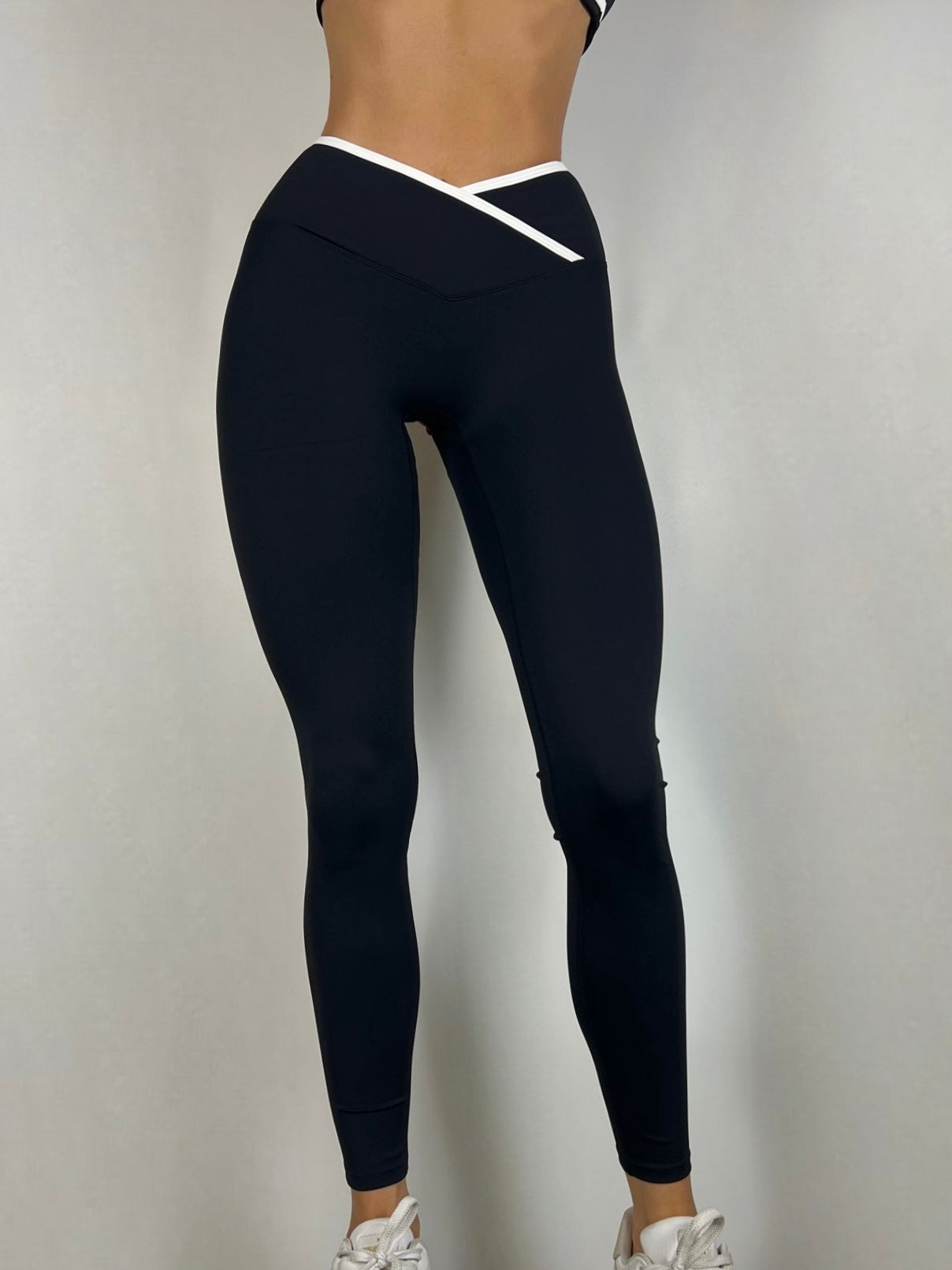 Black Contrast v leggings